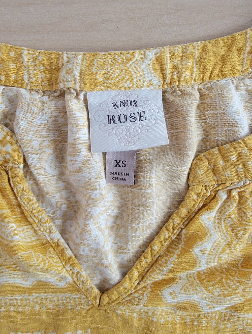 Knox Rose Lightweight Yellow Bandana Print Sleeveless Top X-Small - Picture 2 of 3